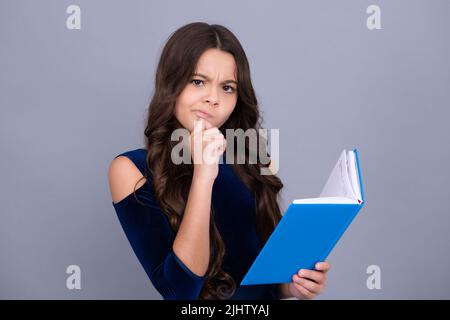 Écolière sur fond gris isolé. Adolescente sérieuse fille d'école. Banque D'Images