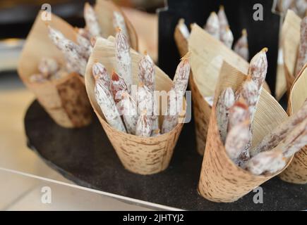 Saucisses séchées à vendre sur un marché local en France Banque D'Images