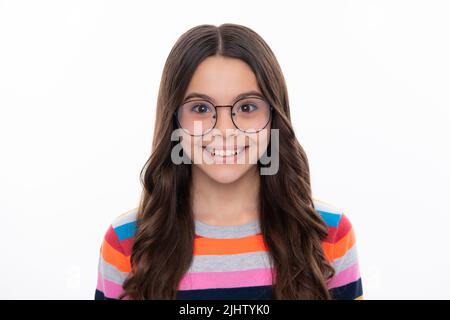 Visage de fille heureux, émotions positives et souriantes. Enfant petite fille 12, 13, 14 ans arrière-plan studio portrait. Concept de style de vie d'enfance. Fermer Banque D'Images