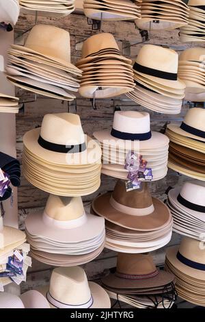 Beaucoup de chapeaux différents à vendre dans un magasin à Fira, Santorin, Cyclades, Grèce, Europe. Banque D'Images