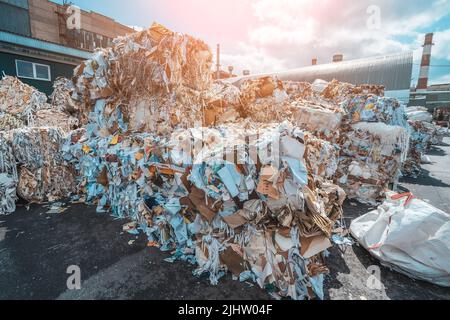 Déchets de papier pour le tri et l'archivage en vue du traitement dans une usine de recyclage du papier. Production de nouveau papier à partir de déchets. Banque D'Images