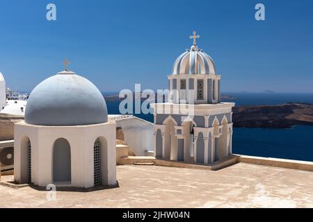 Dôme pittoresque et tour de cloche d'une église orthodoxe grecque à Fira, Santorin, Cyclades, Grèce, Europe Banque D'Images