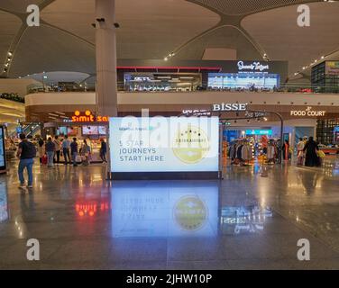 Aéroport d'Istanbul à Istanbul, Turquie halls de départ la nuit avec des passagers visitant le Duty Free et les restaurants Banque D'Images