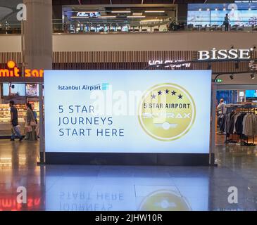 Aéroport d'Istanbul à Istanbul, Turquie halls de départ la nuit avec des passagers visitant le Duty Free et les restaurants Banque D'Images