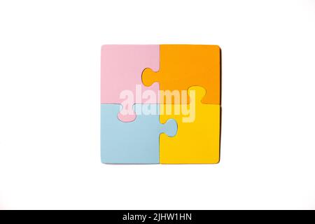 Quatre pièces de puzzle multicolores vierges Banque D'Images