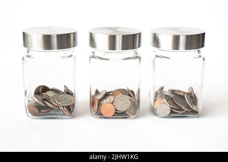 Pots avec pièces de monnaie allouées aux objectifs d'épargne et au budget Banque D'Images