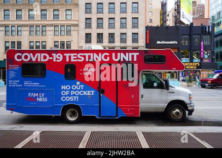 NEW YORK CITY, NY -20 MAR 2022- vue d'une fourgonnette mobile de test COVID-19 dans la rue de New York City, Etats-Unis. Banque D'Images