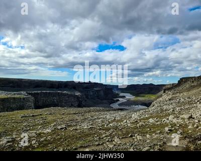 Paysage fantastique avec des rivières et des ruisseaux avec des rochers et de l'herbe en Islande Banque D'Images