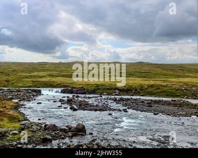 Paysage fantastique avec des rivières et des ruisseaux avec des rochers et de l'herbe en Islande Banque D'Images