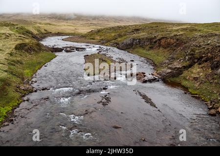 Paysage fantastique avec des rivières et des ruisseaux avec des rochers et de l'herbe en Islande Banque D'Images