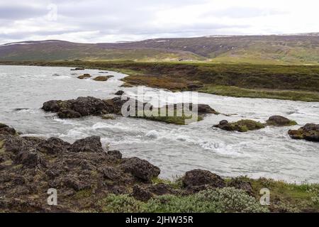 Paysage fantastique avec des rivières et des ruisseaux avec des rochers et de l'herbe en Islande Banque D'Images