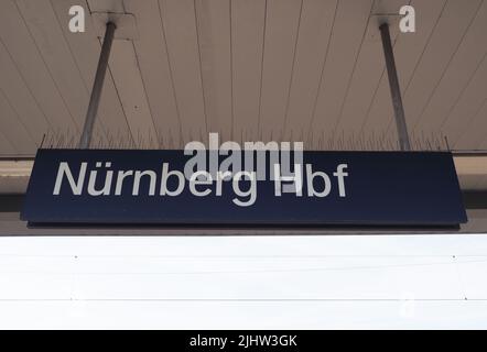 NUREMBERG, ALLEMAGNE - VERS JUIN 2022 : panneau de la gare centrale de Nuremberg Banque D'Images