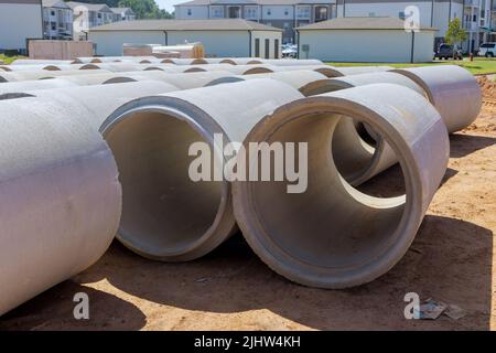 Tuyaux en béton pour construire des systèmes de drainage les grands tuyaux d'égout en ciment pour la construction industrielle Banque D'Images