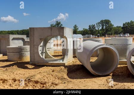 Les grands tuyaux d'égout en ciment pour les bâtiments industriels étaient équipés de tuyaux en béton pour construire des systèmes de drainage Banque D'Images