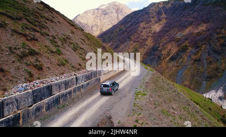 voiture se déplaçant sur la route de montagne, vue aérienne. Photo de haute qualité Banque D'Images