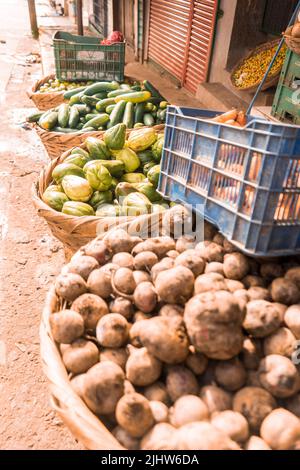 Xanthosoma, concombre, chayote et citrons en paniers à vendre sur le marché des quais de Bluefields Banque D'Images