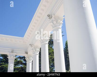 colonnes blanches. Architecture moderne. Bâtiment dans le parc. Extérieur. Fait antique Banque D'Images