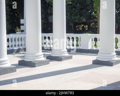 colonnes blanches. Architecture moderne. Bâtiment dans le parc. Extérieur. Fait antique Banque D'Images