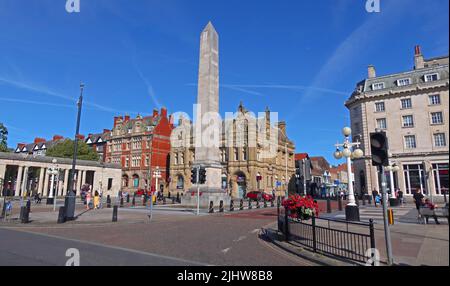 Southport WWI Portland Stone War Memorial, Colonnades & Obelisk London Square, Lord Street, Lancashire, Angleterre, Royaume-Uni, PR8 1AB, en été Banque D'Images