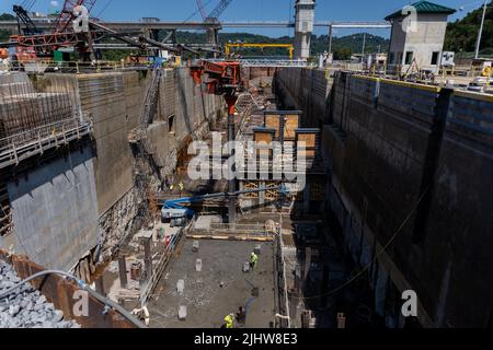 Vue sur la construction du ponceau pour la nouvelle chambre de verrouillage Charleroi. À 15 juillet, le commandant adjoint Heitkamp a visité le district de Pittsburgh pour visiter les travaux de construction aux écluses de Charleroi et au barrage 4 à Belle Vernon, en Pennsylvanie. Les travaux de construction s'inscrivent dans le cadre du projet de la rivière Lower Monongahela, qui remplacera le barrage à crête fixe vieux de près de 100 ans par un barrage clôturé aux écluses de Braddock et au barrage 2, supprimera les écluses et le barrage 3 à Elizabeth et construira deux écluses plus grandes aux écluses de Charleroi et au barrage 4 à Belle Vernon. Les écluses de Braddock, Elizabeth et Charleroi sont les trois plus anciennes Banque D'Images