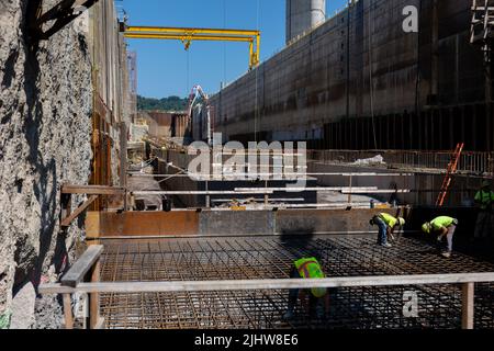 Ouvriers de construction nouant l'acier de renforcement pour le seuil d'onglet en amont. À 15 juillet, le commandant adjoint Heitkamp a visité le district de Pittsburgh pour visiter les travaux de construction aux écluses de Charleroi et au barrage 4 à Belle Vernon, en Pennsylvanie. Les travaux de construction s'inscrivent dans le cadre du projet de la rivière Lower Monongahela, qui remplacera le barrage à crête fixe vieux de près de 100 ans par un barrage clôturé aux écluses de Braddock et au barrage 2, supprimera les écluses et le barrage 3 à Elizabeth et construira deux écluses plus grandes aux écluses de Charleroi et au barrage 4 à Belle Vernon. Les écluses de Braddock, Elizabeth et Charleroi sont les trois plus anciennes nav-opération Banque D'Images