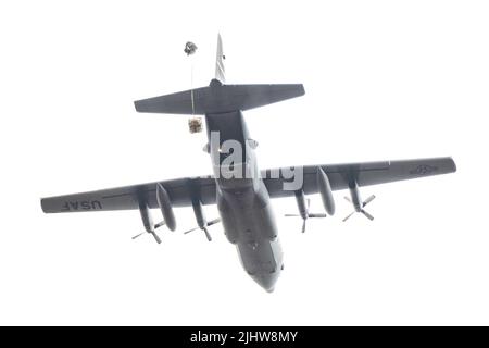 Des aviateurs du 96th e Escadron de transport aérien et du 27th e Escadron de port aérien effectuant de lourdes chutes d'air réelles dans la zone de dépôt de Warren, à fort McCoy WI. Les unités font partie de la 934th Airlift Wing, à la gare de réserve aérienne mixte de Minneapolis-St Paul, dans le Minnesota, qui exploite des avions Hercules C-130. Banque D'Images