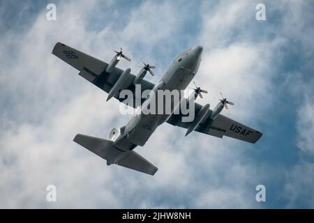 Des aviateurs du 96th e Escadron de transport aérien et du 27th e Escadron de port aérien effectuant de lourdes chutes d'air réelles dans la zone de dépôt de Warren, à fort McCoy WI. Les unités font partie de la 934th Airlift Wing, à la gare de réserve aérienne mixte de Minneapolis-St Paul, dans le Minnesota, qui exploite des avions Hercules C-130. Banque D'Images