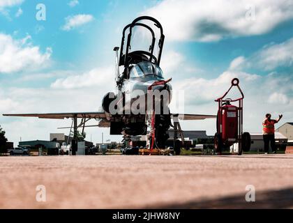 80th les aviateurs de l'escadre d'entraînement de vol de la base aérienne de Sheppard ont débarqué leur talon T-38 à la base aérienne de Minot pour se ravitailler avant de décoller à nouveau pour se rendre à un spectacle aérien au Canada sur 14 juillet 2022, à l'AFB de Minot, Dakota du Nord. Le FTW 80 est le seul programme de formation pilote géré et assuré à l'échelle internationale, le programme de formation des pilotes de jet interarmées Euro-OTAN livrant plus de 7 500 pilotes de combat entraînés à des alliés de l'OTAN au cours de ses 37 années d'existence. (É.-U. Photo de la Force aérienne par le premier Airman Michael A. Richmond) Banque D'Images