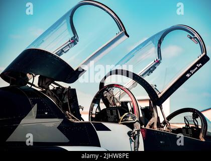 80th les aviateurs de l'escadre d'entraînement au vol de la base aérienne de Sheppard ont débarqué leur talon T-38 à la base aérienne de Minot pour se ravitailler avant de décoller à nouveau pour se rendre au spectacle aérien de Cold Lake au Canada sur 14 juillet 2022, à l'AFB de Minot, Dakota du Nord. Le FTW 80 est le seul programme de formation pilote géré et assuré à l'échelle internationale, le programme de formation des pilotes de jet interarmées Euro-OTAN livrant plus de 7 500 pilotes de combat entraînés à des alliés de l'OTAN au cours de ses 37 années d'existence. (É.-U. Photo de la Force aérienne par le premier Airman Michael A. Richmond) Banque D'Images