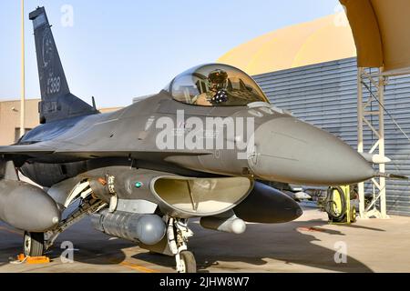 Un pilote de la Force aérienne des États-Unis, affecté à l'escadron de combat expéditionnaire 179th, effectue les opérations de vol au sol du Faucon du bloc 50 F-16cm à la base aérienne de Prince Sultan, Royaume d'Arabie saoudite, 04 juin 2022. Les 179th projets de la SFE combattent la puissance aérienne dans tout le domaine de responsabilité de l’AFCENT, soutiennent le personnel, améliorent le mouvement des forces et montrent la détermination des États-Unis et des pays partenaires dans la région. (É.-U. Photo de la Force aérienne par le Sgt principal. Glen Flanagan) Banque D'Images