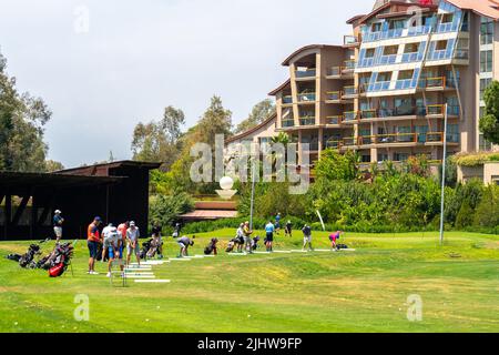 Belek, Turquie - 13 mai 2022: Sueno Hotel golf Belek avec terrain d'exercice au golf. Club de golf de Sueno dans la station de Sueno à Belek, Turquie Banque D'Images