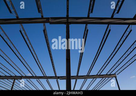 Poutres et poutres en acier utilisées pour la construction d'un bâtiment industriel. Banque D'Images