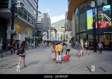 Andorre-la-Vieille, Andorre : 2022 20 juillet : les gens marchent dans la rue Comercial appelée Meritxell. Andorre-la-Vieille, Andorre Banque D'Images