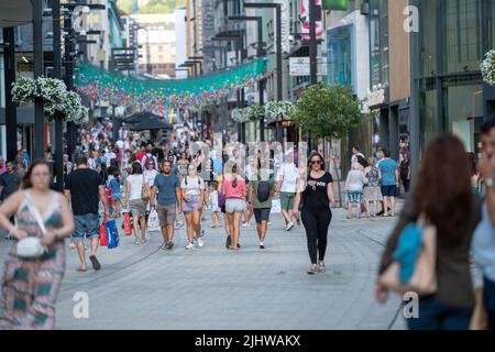 Andorre-la-Vieille, Andorre : 2022 20 juillet : les gens marchent dans la rue Comercial appelée Meritxell. Andorre-la-Vieille, Andorre Banque D'Images