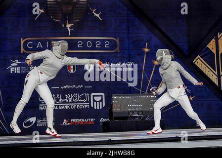 Le Caire, Égypte. 20th juillet 2022. Emura Misaki (R) du Japon concurrence Anna Bashta de l'Azerbaïdjan lors de la finale individuelle du sabre féminin aux Championnats du monde d'escrime 2022 au Caire, en Égypte, sur 20 juillet 2022. Credit: Ahmed Gomaa/Xinhua/Alamy Live News Banque D'Images