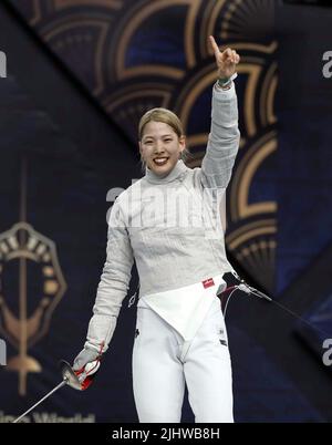 Le Caire, Égypte. 20th juillet 2022. Emura Misaki, du Japon, célèbre après avoir battu Anna Bashta, de l'Azerbaïdjan, lors de la finale individuelle du sabre féminin aux Championnats du monde d'escrime 2022 au Caire, en Égypte, sur 20 juillet 2022. Credit: Ahmed Gomaa/Xinhua/Alamy Live News Banque D'Images