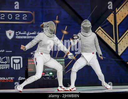 Le Caire, Égypte. 20th juillet 2022. Emura Misaki (R) du Japon concurrence Anna Bashta de l'Azerbaïdjan lors de la finale individuelle du sabre féminin aux Championnats du monde d'escrime 2022 au Caire, en Égypte, sur 20 juillet 2022. Credit: Ahmed Gomaa/Xinhua/Alamy Live News Banque D'Images