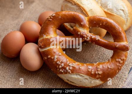 les œufs, les petits pains et le bretzel sont en toile de jute. Banque D'Images