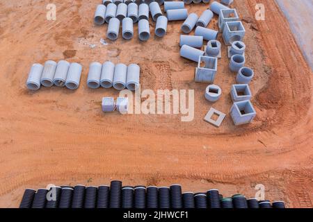 Utilisation de tuyaux en béton pour construire des systèmes de drainage et de grands tuyaux d'égout en ciment dans les bâtiments industriels Banque D'Images