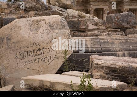 Inscription grecque sur un bloc de marbre sur les ruines antiques d'Ephèse, Turquie. Banque D'Images
