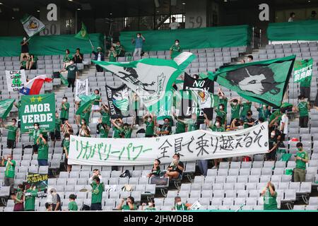 Stade Ajinomoto, Tokyo, Japon. 20th juillet 2022. Tokyo Verdy fans, 20 JUILLET 2022 - football : la coupe de l'Empereur 102nd All Japan football Championship 4th Rouund entre Tokyo Verdy 2-1 Jubilo Iwata au stade Ajinomoto, Tokyo, Japon. Credit: YUTAKA/AFLO SPORT/Alay Live News Banque D'Images