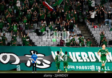 Stade Ajinomoto, Tokyo, Japon. 20th juillet 2022. Tokyo Verdy fans, 20 JUILLET 2022 - football : la coupe de l'Empereur 102nd All Japan football Championship 4th Rouund entre Tokyo Verdy 2-1 Jubilo Iwata au stade Ajinomoto, Tokyo, Japon. Credit: SportsPressJP/AFLO/Alay Live News Banque D'Images
