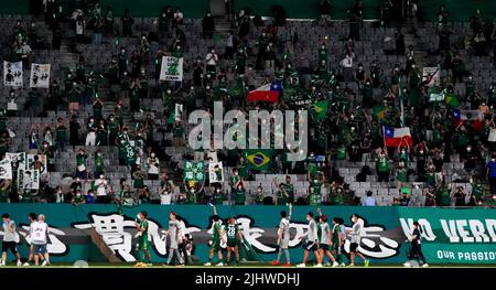 Stade Ajinomoto, Tokyo, Japon. 20th juillet 2022. Tokyo Verdy fans, 20 JUILLET 2022 - football : la coupe de l'Empereur 102nd All Japan football Championship 4th Rouund entre Tokyo Verdy 2-1 Jubilo Iwata au stade Ajinomoto, Tokyo, Japon. Credit: SportsPressJP/AFLO/Alay Live News Banque D'Images