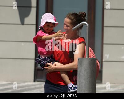 Prague, République tchèque. 20th juillet 2022. Les gens se rafraîchissent dans le centre de Prague, la République tchèque, 20 juillet 2022. Crédit: Dana Kesnerova/Xinhua/Alamy Live News Banque D'Images