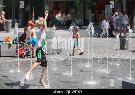 Prague, République tchèque. 20th juillet 2022. Les gens se rafraîchissez sur une place à Prague, en République tchèque, à 20 juillet 2022. Crédit: Dana Kesnerova/Xinhua/Alamy Live News Banque D'Images