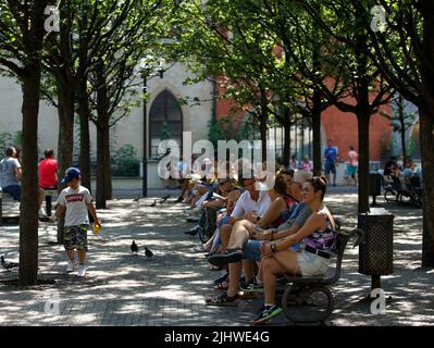 Prague, République tchèque. 20th juillet 2022. Les gens se reposent sous l'ombre des arbres à Prague, en République tchèque, en 20 juillet 2022. Crédit: Dana Kesnerova/Xinhua/Alamy Live News Banque D'Images