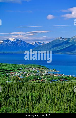 Vue sur la petite ville d'Atlin située sur les rives du lac Atlin, dans le nord de la Colombie-Britannique. Banque D'Images