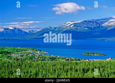 Vue sur la petite ville d'Atlin située sur les rives du lac Atlin, dans le nord de la Colombie-Britannique. Banque D'Images