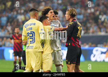 Les esprits se font flammer entre Jack Grelish de Manchester City et Guillermo Ochoa de Club America lors d'un match amical d'avant-saison au NRG Stadium, à Houston. Date de la photo: Mercredi 20 juillet 2022. Banque D'Images