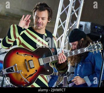NEW YORK, NY, États-Unis - 19 MAI 2022 : Harry Styles se produit sur la série de concerts « Today » Show de NBC à Rockefeller Plaza. Banque D'Images